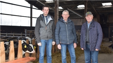 Drei Generationen packen auf dem Hof Schilling mit an. Janko, Hans-Gerd und Heiko Schilling (v.li.) sind stolz auf ihren Milchviehbetrieb in Familienbesitz.