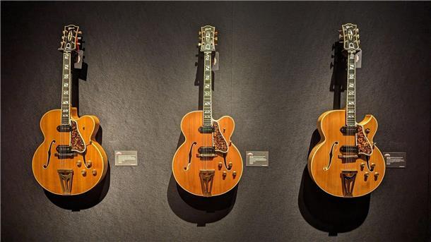 Mark Knopflers Gitarren unterm Hammer Drei Gibson-Gitarren vom Typ Super 400 CESN: Das Auktionshaus Christie’s stellt rund 120 Gitarren von Mark Knopfler aus.