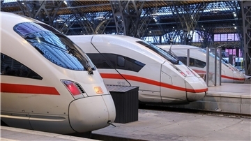 Drei ICE-Fernzüge im Lepziger Hauptbahnhof.