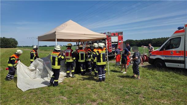 Kinder bei Hitze in Auto eingeschlossen Drei Jungen sitzen bei großer Hitze im Auto und kommen nicht heraus. Die Feuerwehr zerstört schließlich eine Scheibe.