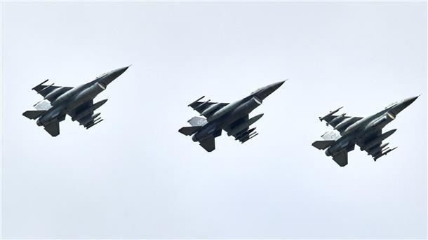 Drei Kampfjets vom Typ F16 aus den USA 