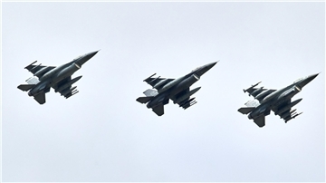 Drei Kampfjets vom Typ F16 aus den USA 