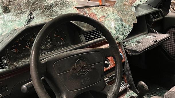 Innenansicht eines Autos, die Scheibe ist kaputt, das Handschuh offen. Drei Kinder haben in Lauenbrück einen riesigen Vandalismusschaden in einer Maschinenhalle verursacht. Was macht das Jugendamt in diesen Fällen?