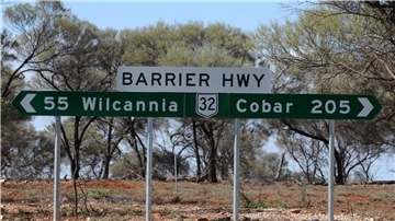 Drei Kinder haben mehr als zwei Tage lang unter extremen Bedingungen im australischen Outback überlebt.