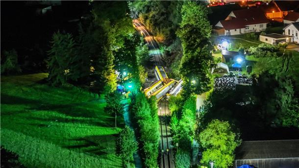 „Den Knall noch in den Ohren“: Zug entgleist nach Erdrutsch Drei Menschen kamen bei dem Unfall ums Leben, mehr als 40 wurden verletzt.