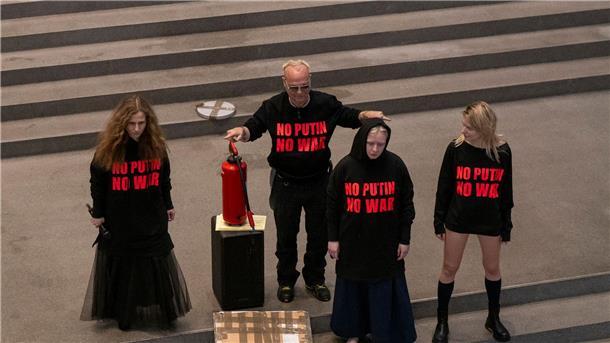 Pussy Riot - Verachtende Aktionskunst gegen Putin in München Drei Mitglieder der russischen Band Pussy Riot treten im Rahmen der Flatz-Retrospektive in der Pinakothek der Moderne mit Musik und Aktionen auf. Als zweiter von links steht der österreichische Künstler Wolfgang Flatz.