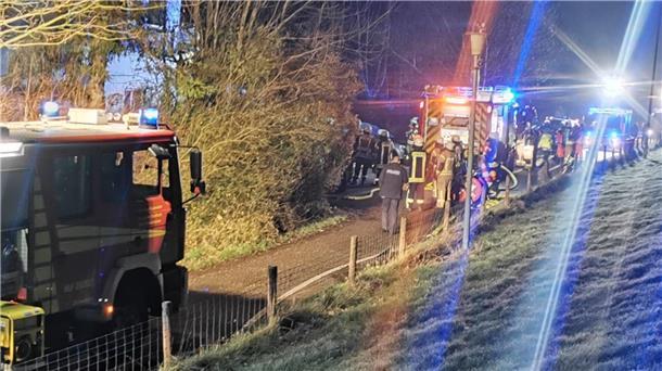 Drei Personen holte die Feuerwehr aus einem Haus an der Deichstraße.