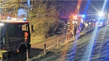 Drei Personen holte die Feuerwehr aus einem Haus an der Deichstraße.