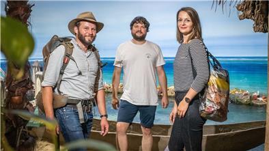 Drei Rucksackreisende aus Stotel, Donnern und Beverstedt gründen das Start-up „Tolumoku“, um Anfängern Tipps und Tricks für den Trip ins Ausland zu vermitteln. (Von links): Malte von der Heide, Julian Siemers und Catharina Candler vor der Samoa-Kulisse im Klimahaus Bremerhaven.