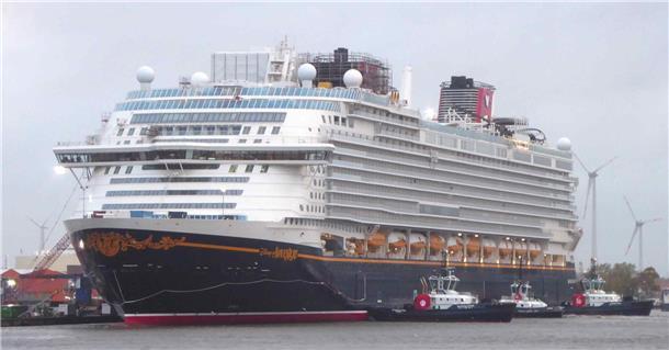Drei Schlepper sichern im Bremerhavener Hafen das Kreuzfahrtschiff „Disney Adventure“ gegen die Orkanböen von Sturmtief Joshua.