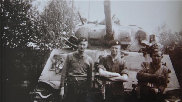 Drei englische Soldaten vor einen Sherman-Panzer