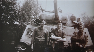 Drei englische Soldaten vor einen Sherman-Panzer