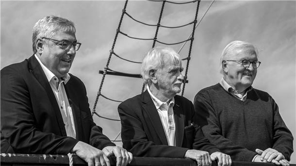So magisch fotografieren unsere Influencer die Maritimen Tage Drei Steuermänner auf der „Ubena“: Oberbürgermeister Melf Grantz, der Vorsitzende des Vereins Hanse-Koggewerft, Hans-Joachim Möller, und Bundespräsident Walter Steinmeier (von links). Fotografiert von Ralph Wecks, in Instagram mit seinen Schwarz-Weiß-Fotos @bremerhavenmonochrom.