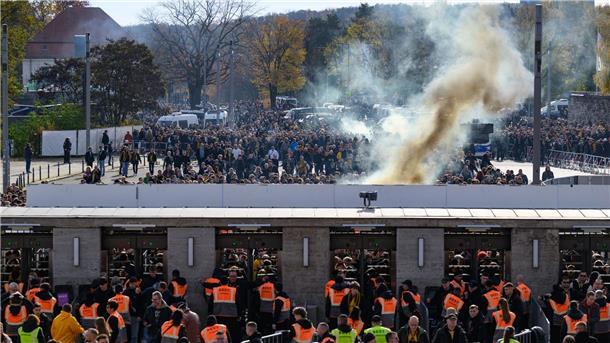 Bilder des Tages Dresdner Anhänger zünden Pyro vor dem Hertha-Spiel vor dem Olympiastadion