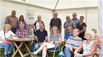 Dressurrichterin Ute von Platen (hinten, 2. von links) erklärte den NZ-Abonnenten, worauf die Richter bei Pferd und Reiter in einer Prüfung achten. Auch NZ-Redakteur Oliver Riemann (hinten links) freute sich über das Interesse der Leser.