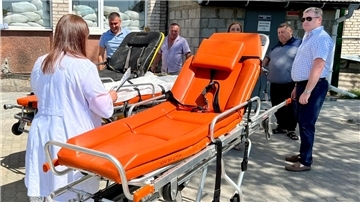 Dringend benötigte medizinische Hilfsgüter und einen ausgestatteten Krankenwagen mit Trage und Rettungsrucksäcken haben die Johanniter dem Krankenhaus in Kamianka-Buzka in der Ukraine gespendet.