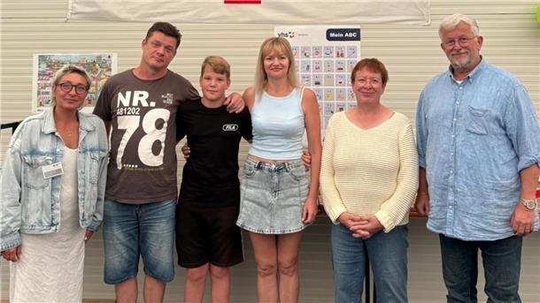Gruppenbild mit drei Männern und drei Frauen. 
