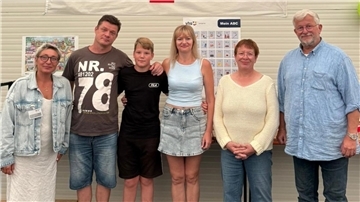 Gruppenbild mit drei Männern und drei Frauen. 