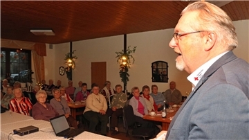 DRK-Kreisgeschäftsführer Henning Dageförde hält beim DRK-Ortsverein Uthlede eine Rede.