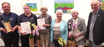 DRK-Kreisvorsitzender Karl-Heinz Röben (rechts) ehrte die langjährigen Mitglieder (von links) Olaf Stieglitz, Lotte Bohlken, Marga Höpken und Irmgard Pauka. Für die verhinderte Herlint Looschen nahm Natalie Clausen (2. v. l.) die Auszeichnung entgegen.
