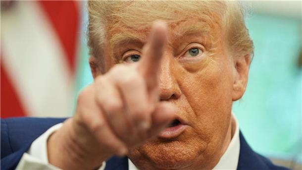Trump droht wegen Digitalgesetzen mit Zöllen – EU kontert Droht der EU erneut mit Zöllen: US-Präsident Donald Trump. (Archivbild)