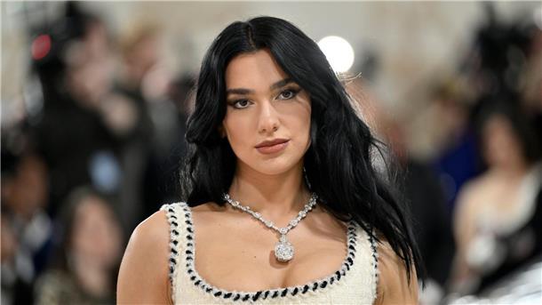 Dua Lipa bei der Eröffnung der Ausstellung „Karl Lagerfeld: A Line of Beauty“ im New Yorker Metropolitan Museum of Art.