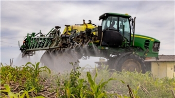 Düngemittel-Einsatz in der Landwirtschaft. Die weltweiten Ammoniak-Emmissionen gehen fast ausschließlich auf den Agrarsektor zurück.