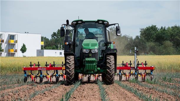 Dünger ist teuer - und darf im Ökolandbau sowieso nicht eingesetzt werden. Stattdessen kommen mechanische Alternativen zum Einsatz.