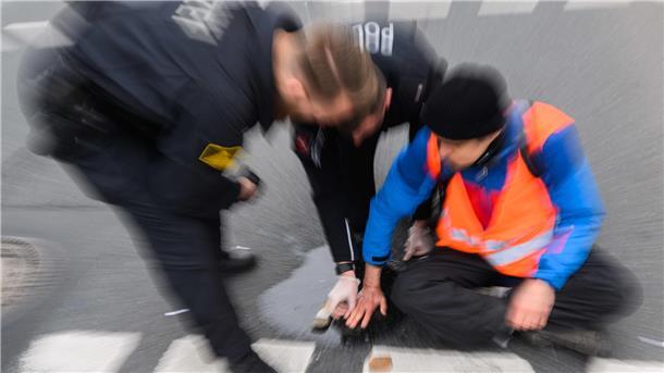 Mann auf der Straße neben einem Polizisten