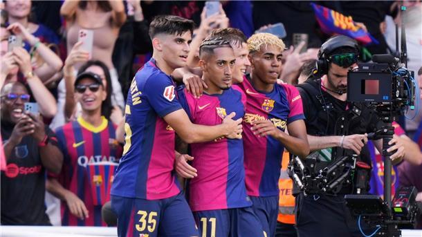 Nächstes Tor-Spektakel: Flick mit Barça vor Titelgewinn Dürfen wohl bald die Meisterschaft bejubeln: Die Spieler des FC Barcelona.