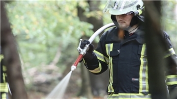 Dürre und Hitze setzen den Wäldern zu. Wegen Unachtsamkeit oder gar Brandstiftung können sich leicht große Brände entwickeln. Was dann zu tun ist, üben die Feuerwehrleute bei einer Waldbrandübung.