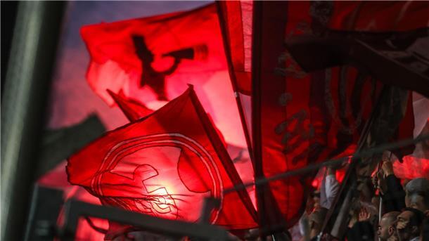 Düsseldorfer Fans haben vor dem Spiel Pyro gezündet.