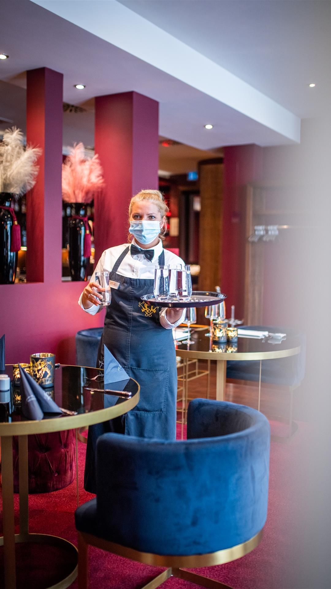 Dulce Da Rocha Nunes arbeitet als Servicekraft im Restaurant Weinrot im Hotel Haverkamp. Im Hotel- und Gaststättenbereich fehlt – wie in anderen Branchen auch – Fachkräftenachwuchs.