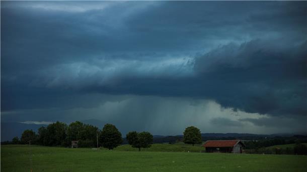 „Gefahr für Leib und Leben“: Experten warnen vor Unwetter Dunkle Gewitterwolken hängen über der Landschaft in Penzberg (Oberbayern). Der Deutsche Wetterdienst hat vor Unwettern in weiten Teilen Süddeutschlands gewarnt.