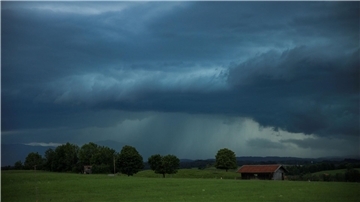 Dunkle Gewitterwolken hängen über der  Landschaft in Penzberg (Oberbayern). Der Deutsche Wetterdienst hat vor Unwettern in weiten Teilen Süddeutschlands gewarnt.