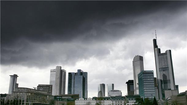 Ab 2024: Keine inflationsgeschützten Anleihen mehr vom Bund Dunkle Regenwolken über der Skyline von Frankfurt am Main. (Symbolbild)