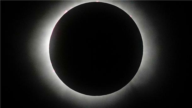 Millionen Menschen sehen totale Sonnenfinsternis Dunkle Scheibe: Der Mond steht vor der Sonne.