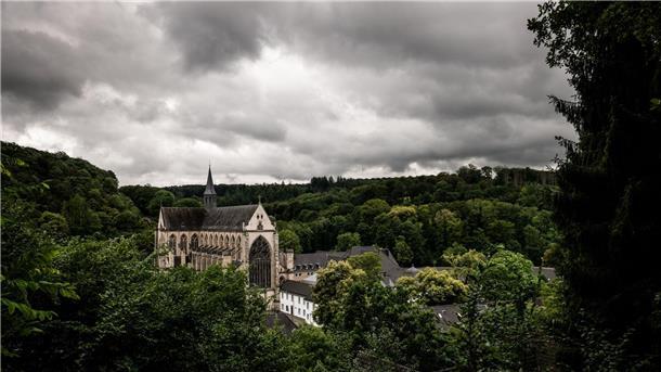 Noch immer kein Sommer in Sicht Dunkle Wolken über dem Altenberger Dom (Nordrhein-Westfalen).