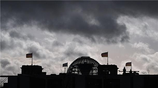 SPD-Politiker machen sich für Krisen-Abgabe für Reiche stark Dunkle Wolken über dem Reichstagsgebäude in Berlin.