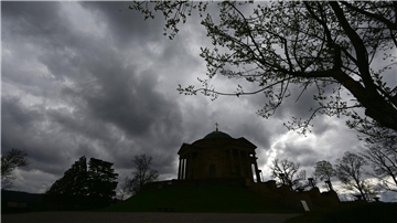 Dunkle Wolken über der Grabkapelle auf dem Württemberg in Stuttgart.