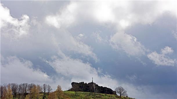 Dunkle Wolken ziehen über die Gegensteine im Harzvorland.