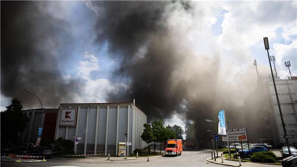 Rauchwolke durch Großbrand über Berlin - Anwohner gewarnt Dunkler Rauch steigt bei einem Brand in Berlin-Lichterfelde auf. Die Feuerwehr warnt vor gefährlichen Rauchgasen.