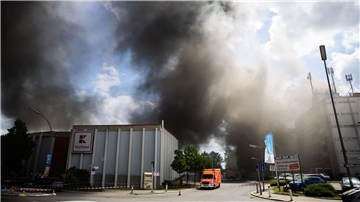 Dunkler Rauch steigt bei einem Brand in Berlin-Lichterfelde auf. Die Feuerwehr warnt vor gefährlichen Rauchgasen.