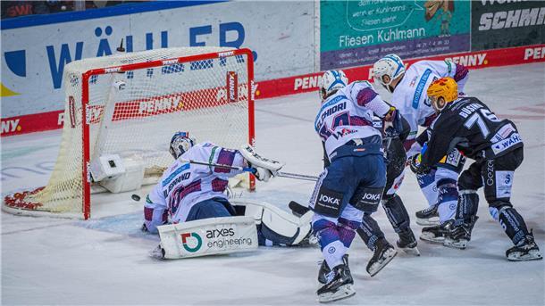 Fischtown feiert: die Pinguins gewinnen das erste Playoff-Finale gegen Berlin Durch das 1:2 von Lukas Kälble (nicht im Bild) kamen die Pinguins ins Spiel hinein.