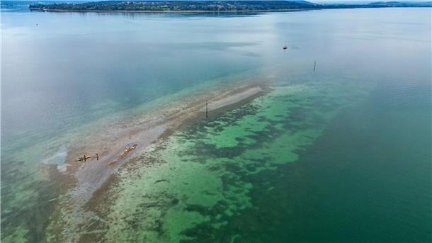 Studie: Über die Hälfte der größten Seen verliert Wasser Durch das Niedrigwasser des Bodensees ist zwischen der Halbinsel Mettnau und der Insel Reichenau eine Kiesbank zu sehen.
