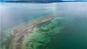 Durch das Niedrigwasser des Bodensees ist zwischen der Halbinsel Mettnau und der Insel Reichenau eine Kiesbank zu sehen.