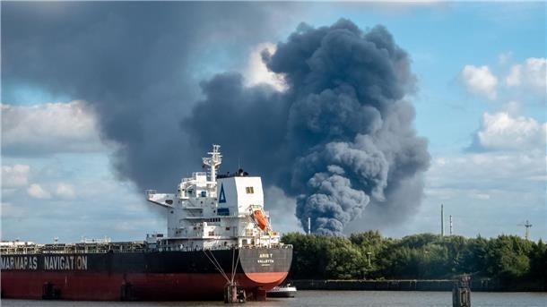 Feuerwehr: Drei Verletzte bei Feuer im Hamburger Hafen Durch den Brand einer Lagerhalle im Hamburger Hafen sind drei Menschen verletzt worden.