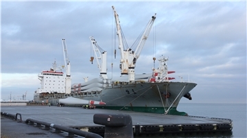 Durch den Import von Windenergieanlagen aus China wird Cuxhaven von großen Überseeschiffen angelaufen. Dieses Schiff brachte 2019 Teile für Vestas.
