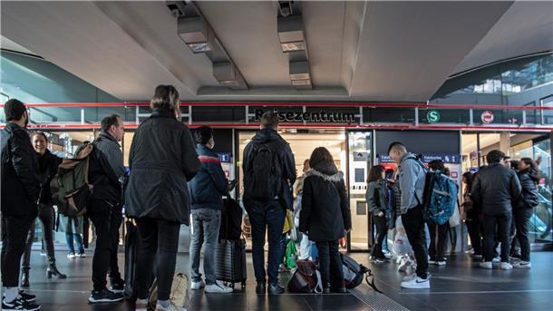 Bahn-Sabotage: Angriff auf kritische Infrastruktur Durch den massiven Zugausfall bildeten sich vor den DB-Reisezentren lange Schlangen.