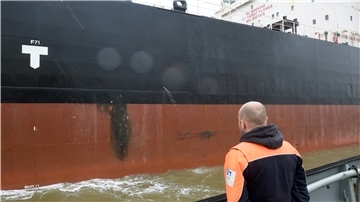 Die Außenhaut des Schiffes ist geschmolzen.